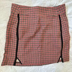 Black/red houndstooth skirt. Size 4. EUC. No flaws